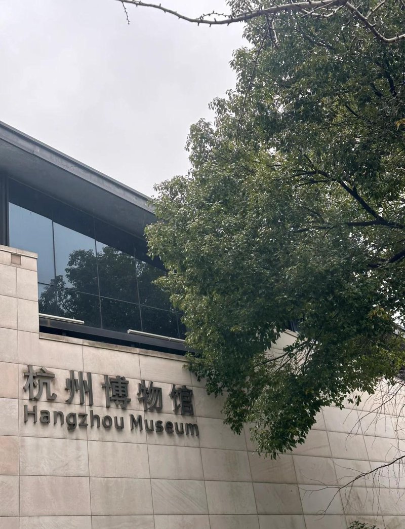 南宋官窖月白釉海棠形贯耳瓶:探寻宋代美学的精致