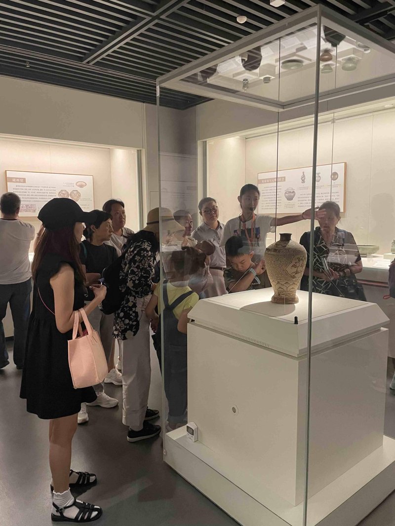 在探寻南宋文化的旅程中，我们不得不提一位重要的历史人物——李清照。她是宋代著名的女词人，也是中国历史上最杰出的女性文学家之一。